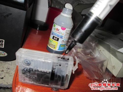 爱普生OFFICE TX300F系列打印机给墨盒注墨教程