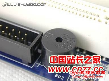 如何在电脑主板上正确的插入接口