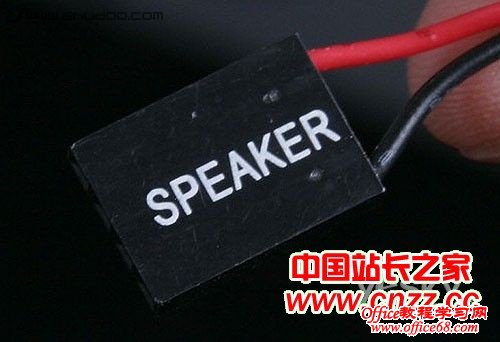 如何在电脑主板上正确的插入接口