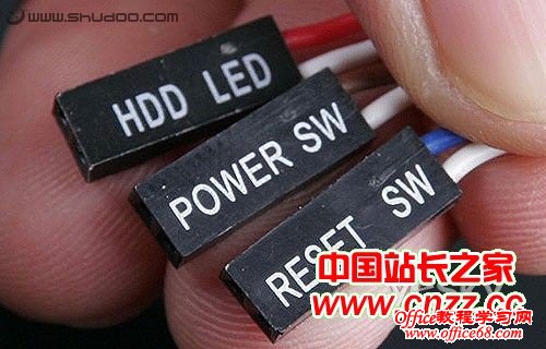 如何在电脑主板上正确的插入接口